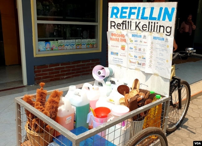 Sepeda gerobak siap berkeliling desa Wringinanom, menjual produk isi ulang kebutuhan kebersihan rumah tangga (Petrus Riski/VOA)