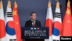 中国总理李强2024年5月27日在首尔的记者会上讲话。