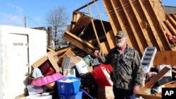 মিসিসিপির আমোরি অঞ্চলে ঘুর্ণিঝড় সতর্কতা জারি করা হলে টিম ফস্টার ও তার স্ত্রী (ছবিতে নেই) শুক্রবার একটি নিরাপদ কক্ষে আশ্রয় নেন; ২৫ মার্চ, ২০২৩। 