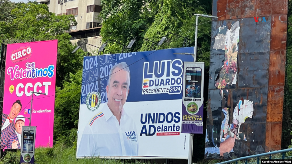 En la principal autopista de Caracas se ven grandes vallas que promueven a candidatos que apenas alcanzan 2 % de intención de voto, según recientes encuestas. Son 10 los aspirantes que participan en la contienda.&nbsp;