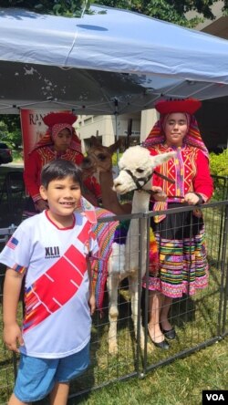 Los niños, muchos de ellos nacidos en EEUU, disfrutan de una fiesta que los acerca a la cultura de sus padres y abuelos. [Mitzi Macías]