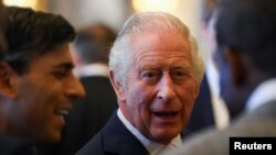Raja Charles Inggris melihat ke sebelah Perdana Menteri Inggris Rishi Sunak ketika mereka menghadiri makan siang menjelang penobatan Raja Charles III Inggris, di Istana Buckingham di London, Inggris, 5 Mei 2023. (Foto : REUTERS/Toby Melville)