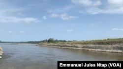 Le canal des eaux après la mise en eaux du barrage de Nachtigal à Ndokoa région du Centre, le 10 mai 2024 (VOA/Emmanuel Jules Ntap)