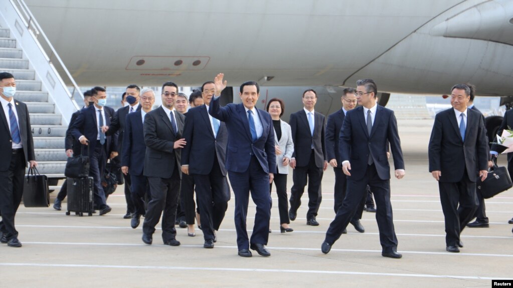 台湾前总统马英九抵达上海的机场。（2023年3月27日）(photo:VOA)