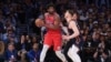 Joel Embiid (21) des Philadelphia 76ers face a Isaiah Hartenstein (55) des Knicks, au Madison Square Garden, New York, le 22 avril 2024. 