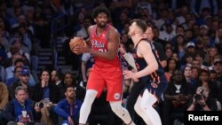 Joel Embiid (21) des Philadelphia 76ers face a Isaiah Hartenstein (55) des Knicks, au Madison Square Garden, New York, le 22 avril 2024. 