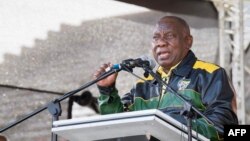 Rais na kiongozi wa chama tawala cha Afrika Kusini Cyril Ramaphosa akihutubia umati katika Kongamano la Muungano wa Wafanyakazi wa Afrika Kusini Mai 1, 2024. Picha na RODGER BOSCH / AFP.