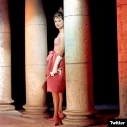 Gaun merah muda yang dikenakan Audrey Hepburn dalam adegan film "Breakfast At Tiffany's". (Twitter/@JuliensAuctions)