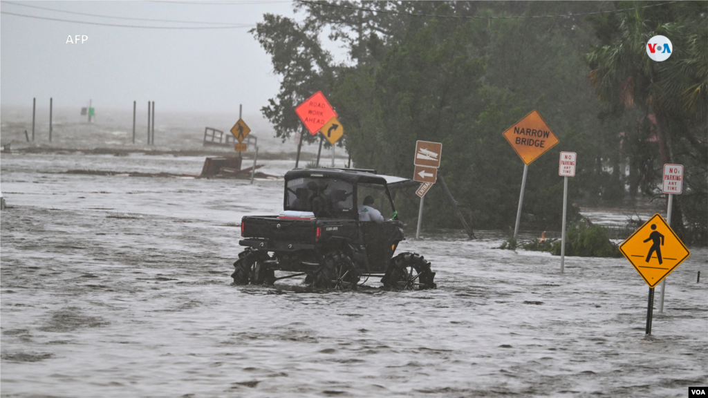 Personas circulan por una calle inundada cerca del puerto deportivo de Steinhatchee, en Steinhatchee, Florida, después del paso del huracán Idalia el 30 de agosto de 2023.&nbsp;