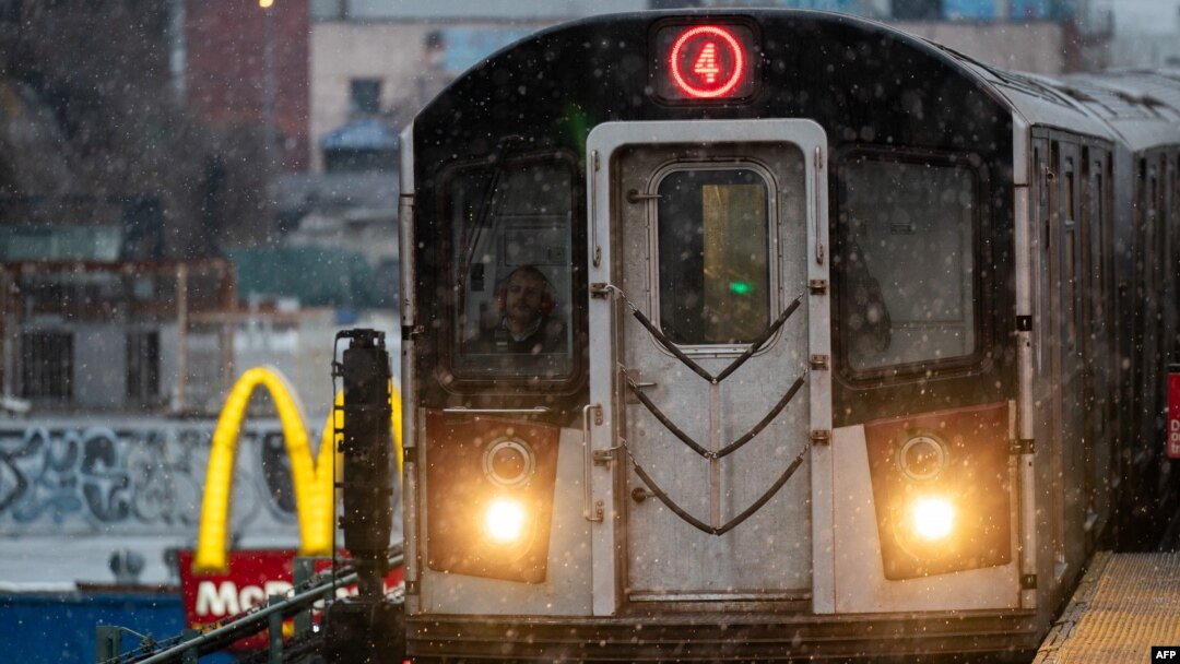ILUSTRACIJA - Voz njujorškog metroa an liniji 4 (Foto: AFP/Adam Gray)