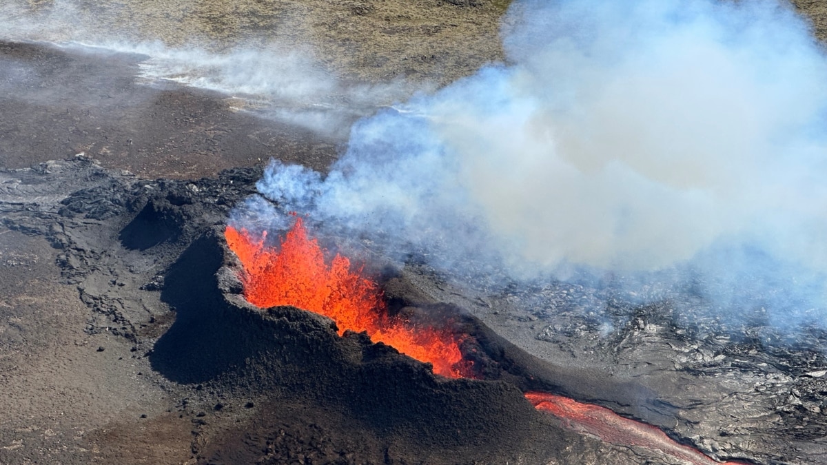 New volcanic eruption on Iceland's Reykjanes peninsula