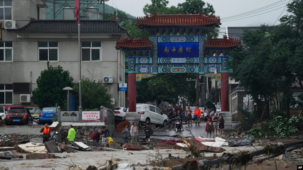 北京门头沟区遭洪水袭击道路被毁。（2023年7月31日）(photo:VOA)