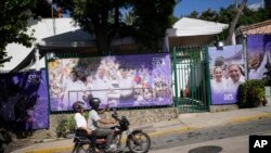 A sede da campanha eleitoral da líder da oposição Maria Corina Machado e do candidato presidencial Edmundo Gonzalez depois de ter sido saqueada durante a noite em Caracas, Venezuela, 2 agosto 2024.