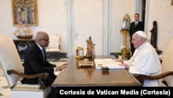 José Maria Neves, Presidente de Cabo Verde (esq.), e Papa Francisco (dir), Vaticano