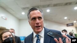 Senator Mitt Romney berbicara kepada awak media di Gedung Capitol, Washington, pada 15 Februari 2022. (Foto: AP/J. Scott Applewhite)