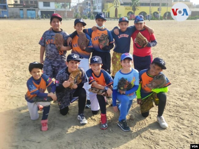 NIños miembros de la Academia de Béisbol "Astros" de San Juan de Lurigancho, en Lima, Perú. Foto: cortesía.
