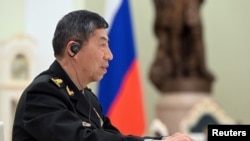 Menteri Pertahanan China Li Shangfu menghadiri pertemuan dengan Presiden Rusia Vladimir Putin Menteri Pertahanan Rusia Sergei Shoigu di Moskow, pada 16 April 2023. (Foto: Sputnik/Pavel Bednyakov/Pool via Reuters)