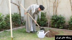 علی خامنه‌ای در سخنان کوتاهی که در حاشیه «درخت کاری» به موضوع مسمومیت‌های سریالی واکنش نشان داد.