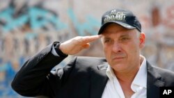 FILE - Actor Tom Sizemore salutes in honor of Memorial Day, a day early, at the Mexican-American All Wars Memorial in Los Angeles, May, 29, 2011. 