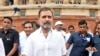 Ông Rahul Gandhi, lãnh đạo cấp cao của đảng Quốc đại đối lập chính của Ấn Độ, đến trước quốc hội sau khi được phục chức làm nhà lập pháp, ở New Delhi, Ấn Độ, vào ngày 7 tháng 8 năm 2023.