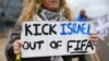 FILE - Seorang penggemar memegang spanduk bertuliskan "Tendang Israel keluar dari FIFA" di luar stadion sebelum pertandingan sepak bola Liga Premier Manchester City melawan Chelsea di Stadion Etihad, Manchester, Inggris, 17 Februari 2024. (REUTERS/Carl Recine)