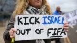 FILE - Seorang penggemar memegang spanduk bertuliskan "Tendang Israel keluar dari FIFA" di luar stadion sebelum pertandingan sepak bola Liga Premier Manchester City melawan Chelsea di Stadion Etihad, Manchester, Inggris, 17 Februari 2024. (REUTERS/Carl Recine)