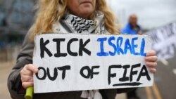 FILE - Seorang penggemar memegang spanduk bertuliskan "Tendang Israel keluar dari FIFA" di luar stadion sebelum pertandingan sepak bola Liga Premier Manchester City melawan Chelsea di Stadion Etihad, Manchester, Inggris, 17 Februari 2024. (REUTERS/Carl Recine)