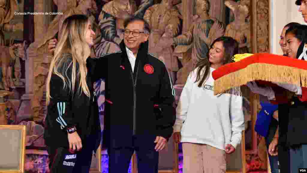 El presidente de Colombia, Gustavo Petro, recibió este miércoles a la selección de fútbol femenina en la residencia presidencial por su histórica participación en el Mundial de la FIFA de Australia y Nueva Zelanda, donde llegaron hasta cuartos de final. Las futbolistas y el cuerpo técnico recibieron la Orden de Boyacá, la mayor distinción del país.