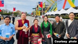 བོད་ཀྱི་བཀའ་སྤྱི་གཉིས་ཀྱི་སྐུ་ཚབ་རྣམས་ཐེ་ཝན་གྱི་སྲིད་འཛིན་དམ་འབུལ་མཛད་སྒོར་ཞུགས་པ།