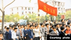 资料照：八九学潮开始后，复旦大学的学生在上海游行。（夏明提供照片）