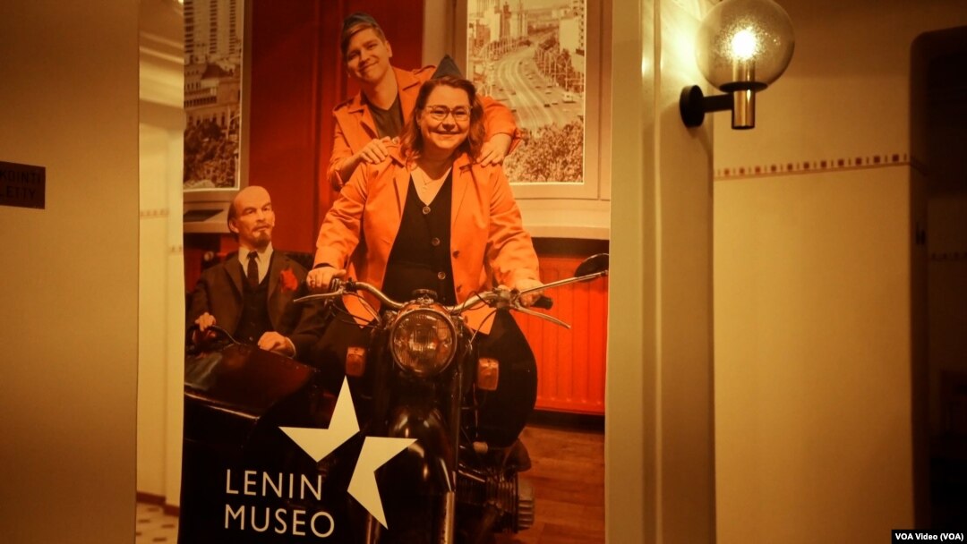 Lenjinov muzej u Tampereu sadrži reference na logore za prinudni rad i masovna ubistva u SSSR-u, ali i humoristički pristup ruskim diktatorima.