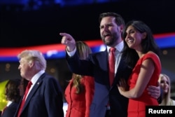 Calon presiden dari Partai Republik dan mantan Presiden AS Donald Trump didampingi istrinya Melania bersama calon wakil presiden dari Partai Republik J.D. Vance dan istrinya Usha Chilukuri Vance di Fiserv Forum di Milwaukee, Wisconsin, AS, 18 Juli 2024. (Andrew Kelly/REUTERS)