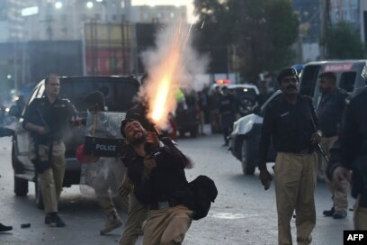 Pakistan PM Sharif Vows to Try Khan Supporters in Military Courts