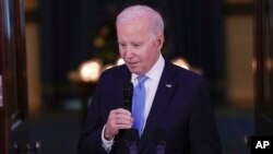 Le président Joe Biden prend la parole avant un dîner pour les commandants combattants dans le Cross Hall de la Maison Blanche à Washington, le 3 mai 2023.