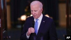 El presidente Joe Biden habla antes de una cena para comandantes combatientes en el Cross Hall de la Casa Blanca en Washington, el 3 de mayo de 2023.