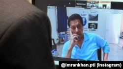 عمران خان کی سپریم کورٹ میں ویڈیو لنک میں پیشی کی تصویر تحریکِ انصاف نے سوشل میڈیا پر پوسٹ کی ہے۔