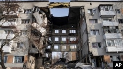 Stambena zgrada koju su uništile ruske snage u Bakhmutu, Ukrajina, u petak, 24. februara 2023. (AP Photo/Evgeniy Maloletka)