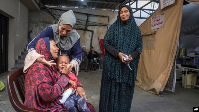 Orang-orang Palestina di sebuah rumah di Rafah, Jalur Gaza meratapi para kerabat yang tewas dalam pengeboman oleh Israel, 10 Mei 2024. (Foto: Ismael Abu Dayyah/AP Photo)