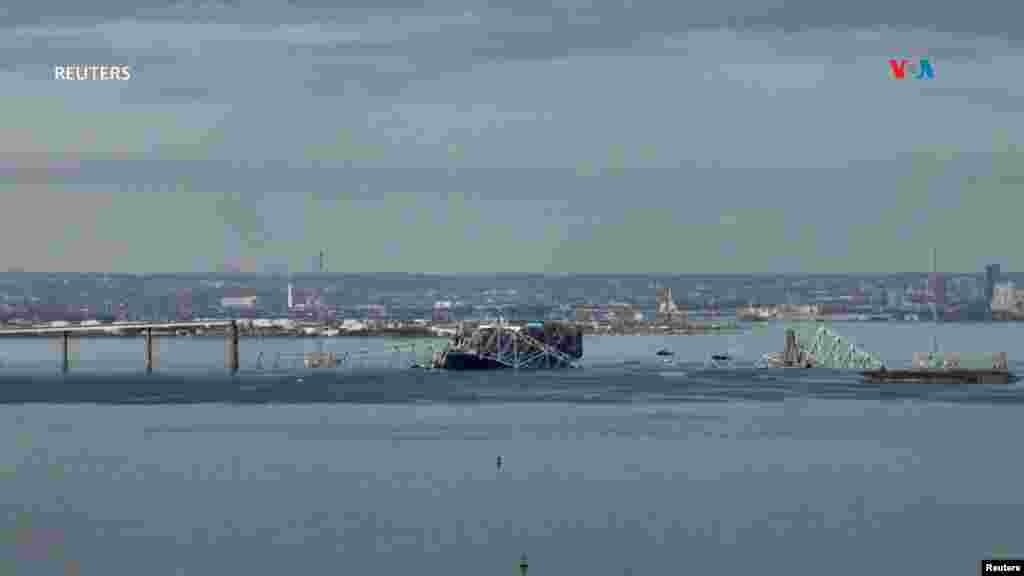 Synergy Marine Group, propietario y administrador del barco, llamado Dali, confirmó que este chocó contra el pilar del puente&nbsp;alrededor de la 1:30 de la mañana, mientras estaba bajo control de uno o más pilotos locales.