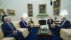 Negociações na Casa Branca entre Mitch McConnell, líder da minoria no Senado, Kevin McCarthy, presidente da Câmara dos Representantes, Joe Biden, Presidente, e Chuck Schumer, líder da maioria no Senado, Washington, Estados Unidos