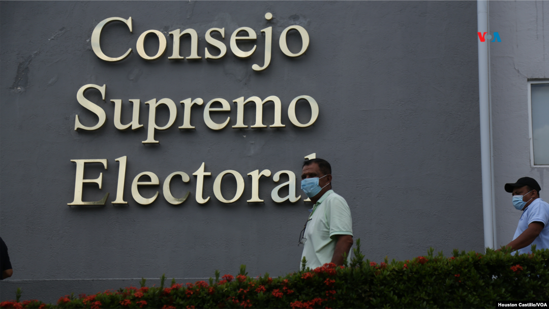 ARCHIVO- El diputado indígena Brooklyn Rivera se inscribe en el Consejo Supremo Electoral para correr como diputado en las elecciones presidenciales y legislativas de 2021 en Nicaragua