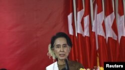 아웅산 수치 전 미얀마 국가 고문이 2016년 미얀마 독립기념일 행사에서 연설하고 있다. (자료사진)