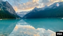 El Lago Louise se encuentra dentro de la aldea que lleva el mismo nombre y justo al lado del lujoso hotel el Fairmont Chateau Lake Louise. [Foto: Karen Sánchez, VOA]