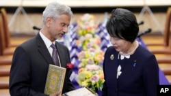 2024年3月7日，印度外交部长苏杰生（左）在东京会晤前向日本外相上川阳子赠送礼物。（美联社照片）