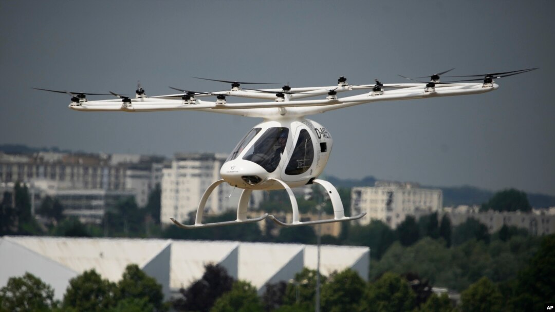 Volocopter 2X, lepas landas dan mendarat vertikal elektrik, melakukan demonstrasi penerbangan pada Paris Air Show di Le Bourget, utara Paris, Prancis, Senin, 19 Juni 2023. (AP/Lewis Joly)