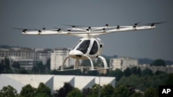 Volocopter 2X, lepas landas dan mendarat vertikal elektrik, melakukan demonstrasi penerbangan pada Paris Air Show di Le Bourget, utara Paris, Prancis, Senin, 19 Juni 2023. (AP/Lewis Joly)