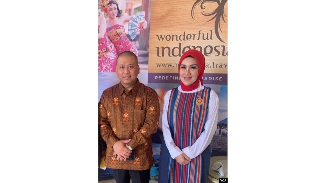 Konsul Jenderal RI San Francisco, Prasetyo Hadi dan pengurus organisasi "Warisan Indonesia" (VOA/Made Yoni).