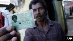 Mauricien, Jaques Louis Arniel montre sa carte d'identité indiquant son lieu de naissance dans l'archipel des Chagos.