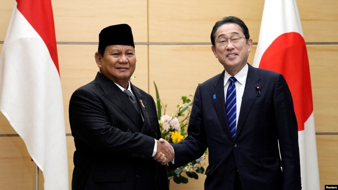 Ông Prabowo Subianto (trái) trong cuộc gặp với Thủ tướng Nhật Kishida.