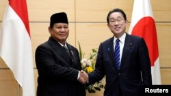 Presiden terpilih sekaligus Menteri Pertahanan saat ini Prabowo Subianto, kiri, dan Perdana Menteri Jepang Fumio Kishida, kanan, berjabat tangan di kantor perdana menteri, Rabu, 3 April 2024, di Tokyo, Jepang. (Foto: Eugene Hoshiko/Pool via REUTERS)